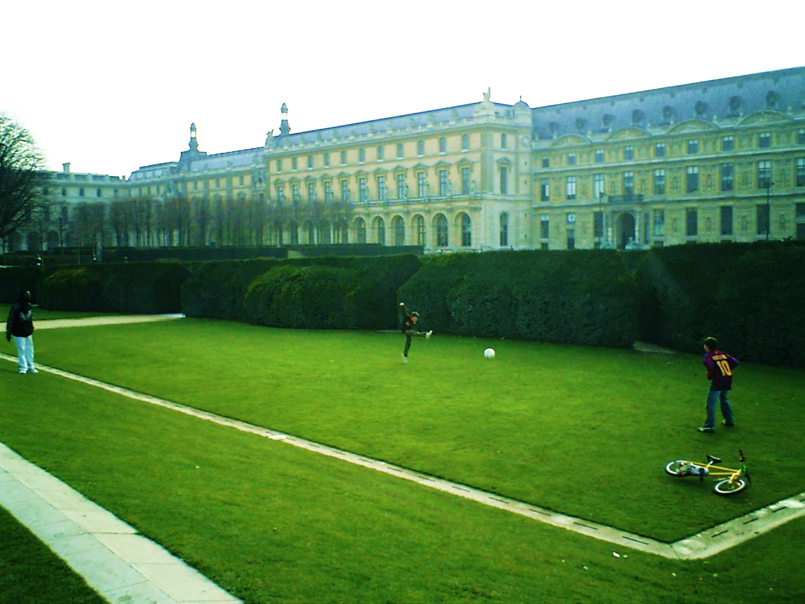 庭でボールを蹴る少年　パリ　宿からの景色 【イタリア料理ってまずいの？フランスは？】ローマとパリの安宿旅の思い出 