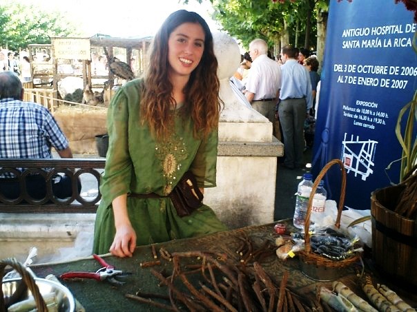 アルカラ・デ・エナレス　スペイン　エルキホーテマーケット　ひのきの棒を売る女性