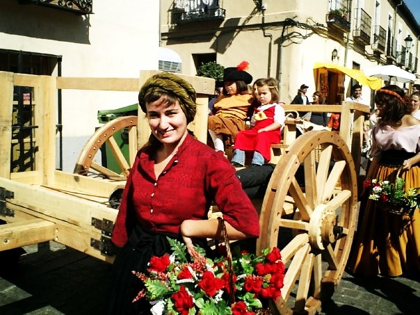 アルカラ・デ・エナレス　スペイン　エルキホーテマーケット　馬車をひく美しき女性