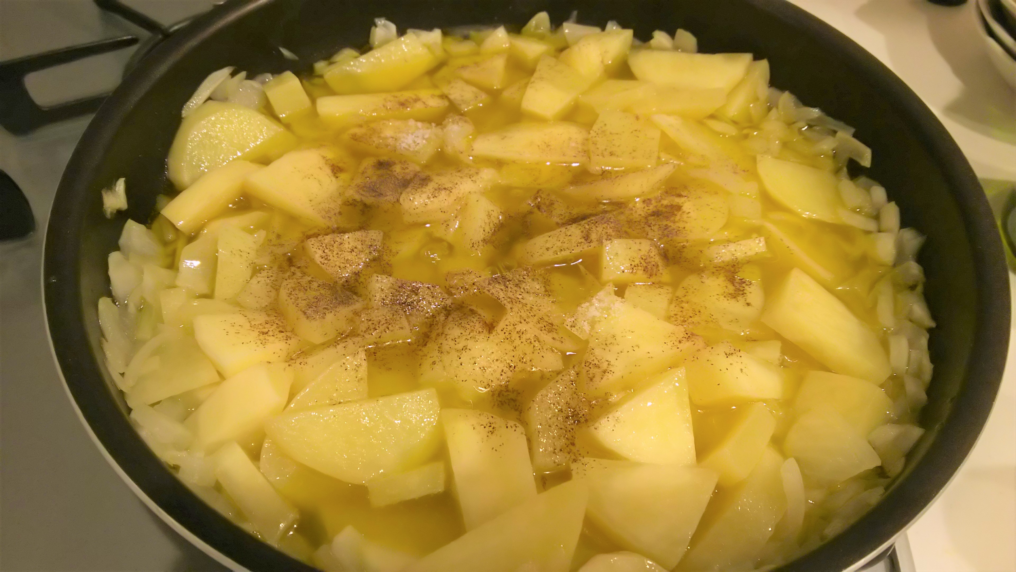 トルティージャ　スパニッシュオムレツ　材料　レシピ　美味しい　オリーブオイル　ポテトフライ　ソルト